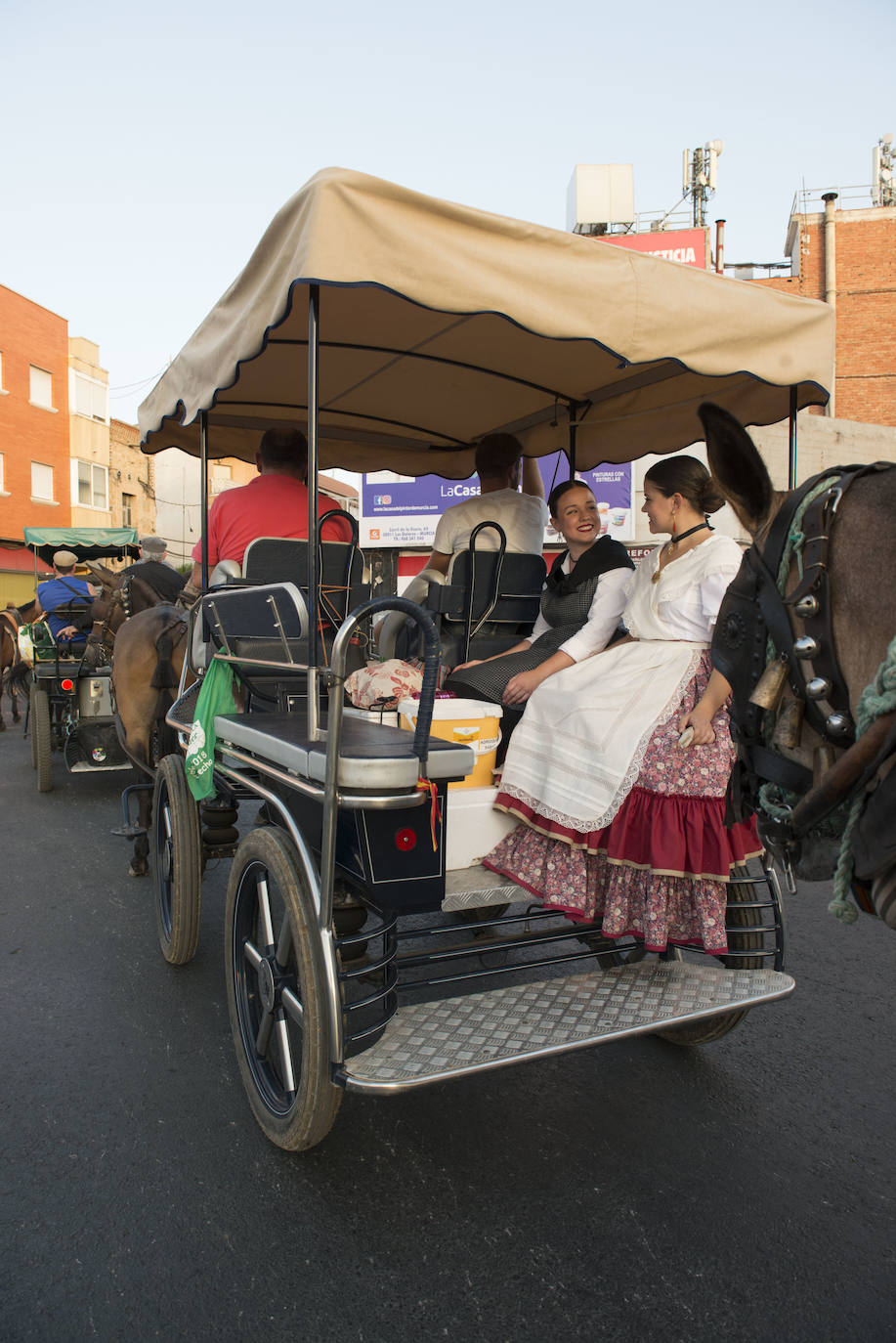 Más de cincuenta carros parten desde la Federación de Peñas Huertanas, en la avenida Primero de Mayo, con rumbo al paseo marítimo de Los Alcázares