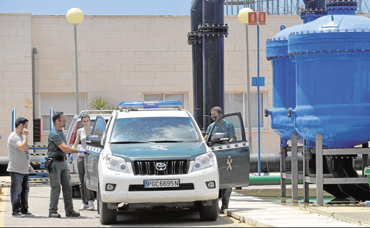 Efectivos de la Guardia Civil durante un registro en las instalaciones de la desaladora.