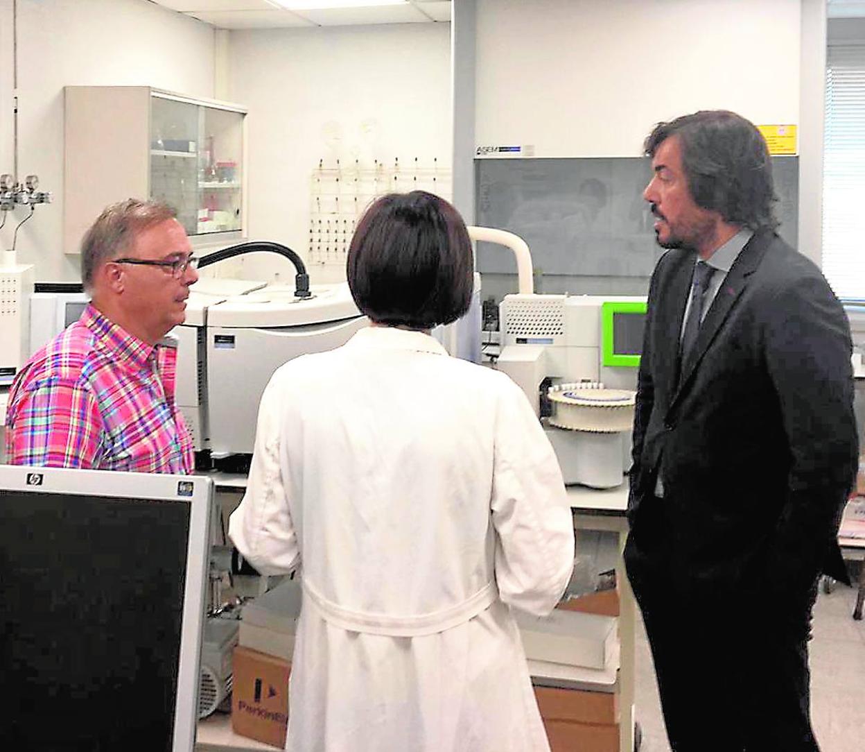 El consejero Miguel Motas charla con dos trabajadores del Instituto de Seguridad y Salud Laboral. 