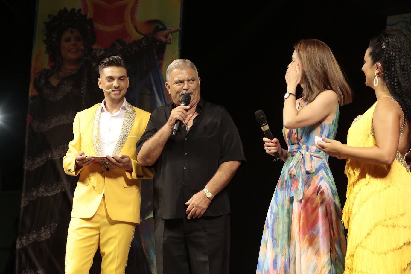 La plaza Antonio Cortijos de Águilas acogió anoche la Gran Gala de Elección de los Personajes del Carnaval 2020, un evento en el que los candidatos se dejaron al piel sobre el escenario para convencer al jurado. Los actos de esta fiesta continúan hoy, a partir de las 21.30 horas, con una muestra del Carnaval por el paseo Parra.