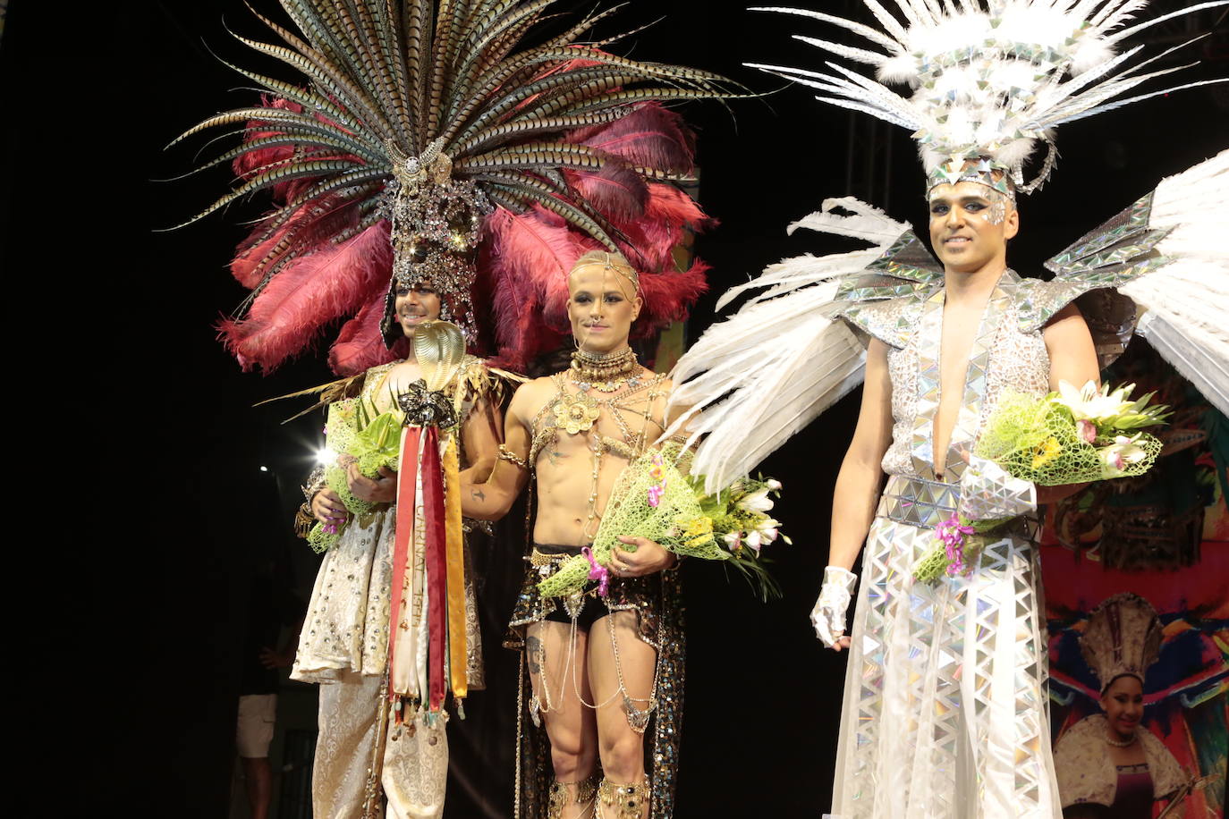 La plaza Antonio Cortijos de Águilas acogió anoche la Gran Gala de Elección de los Personajes del Carnaval 2020, un evento en el que los candidatos se dejaron al piel sobre el escenario para convencer al jurado. Los actos de esta fiesta continúan hoy, a partir de las 21.30 horas, con una muestra del Carnaval por el paseo Parra.