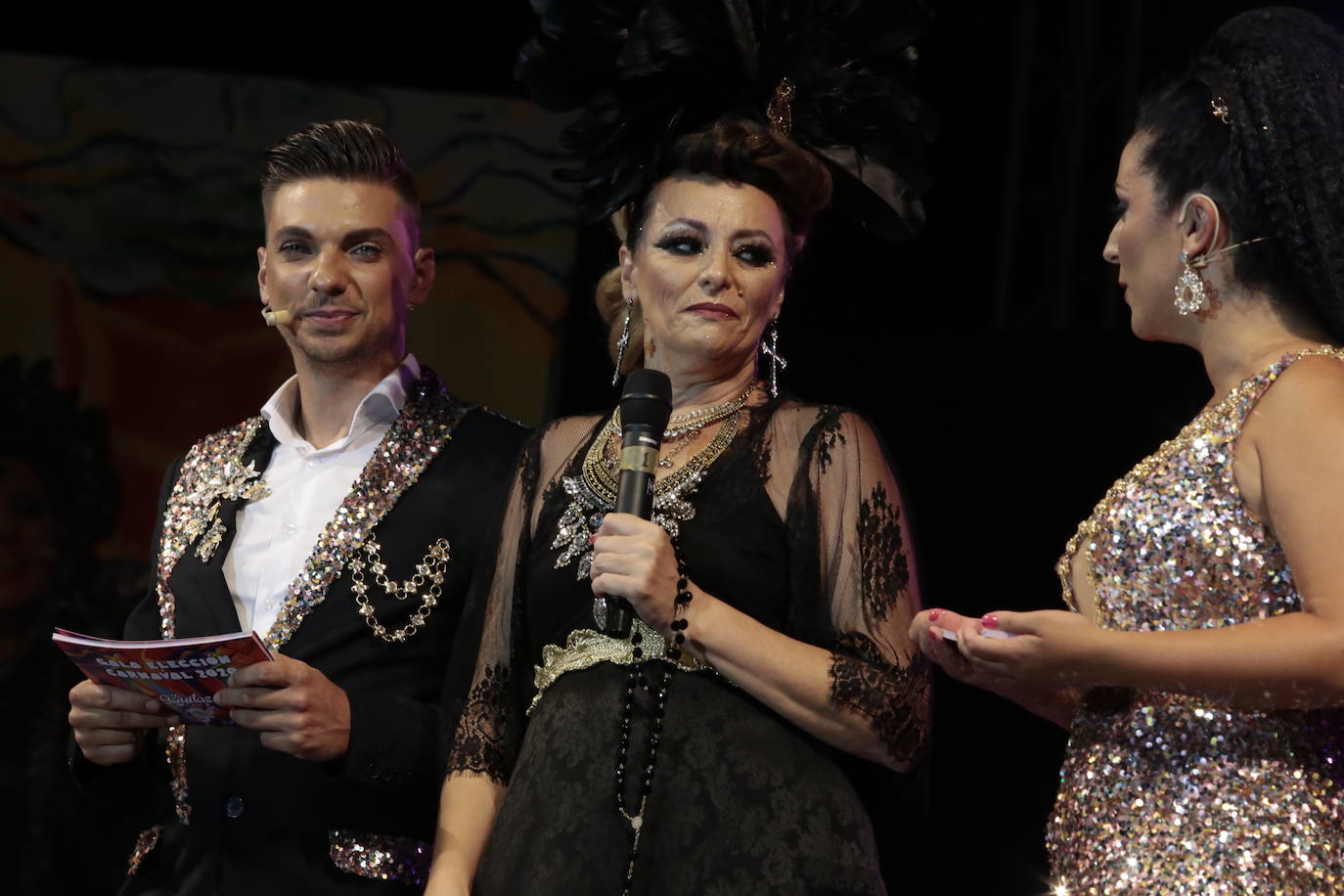 La plaza Antonio Cortijos de Águilas acogió anoche la Gran Gala de Elección de los Personajes del Carnaval 2020, un evento en el que los candidatos se dejaron al piel sobre el escenario para convencer al jurado. Los actos de esta fiesta continúan hoy, a partir de las 21.30 horas, con una muestra del Carnaval por el paseo Parra.