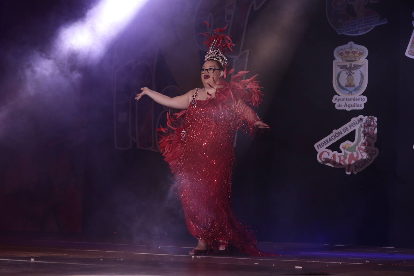 La plaza Antonio Cortijos de Águilas acogió anoche la Gran Gala de Elección de los Personajes del Carnaval 2020, un evento en el que los candidatos se dejaron al piel sobre el escenario para convencer al jurado. Los actos de esta fiesta continúan hoy, a partir de las 21.30 horas, con una muestra del Carnaval por el paseo Parra.