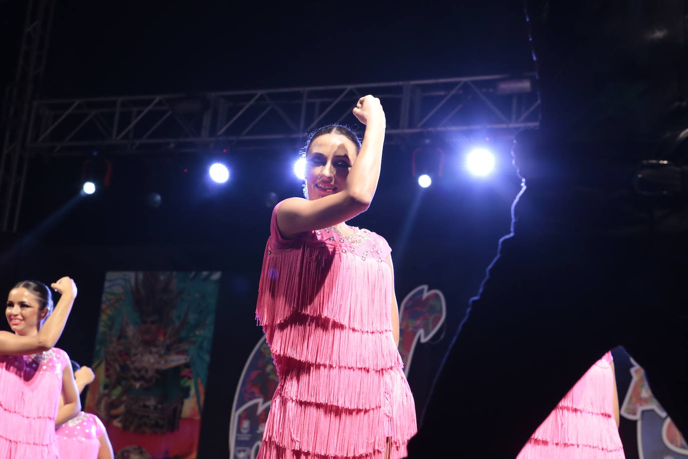 La plaza Antonio Cortijos de Águilas acogió anoche la Gran Gala de Elección de los Personajes del Carnaval 2020, un evento en el que los candidatos se dejaron al piel sobre el escenario para convencer al jurado. Los actos de esta fiesta continúan hoy, a partir de las 21.30 horas, con una muestra del Carnaval por el paseo Parra.