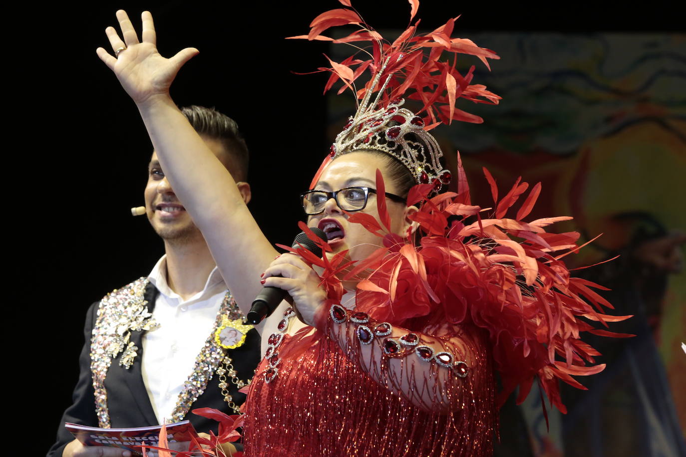 La plaza Antonio Cortijos de Águilas acogió anoche la Gran Gala de Elección de los Personajes del Carnaval 2020, un evento en el que los candidatos se dejaron al piel sobre el escenario para convencer al jurado. Los actos de esta fiesta continúan hoy, a partir de las 21.30 horas, con una muestra del Carnaval por el paseo Parra.