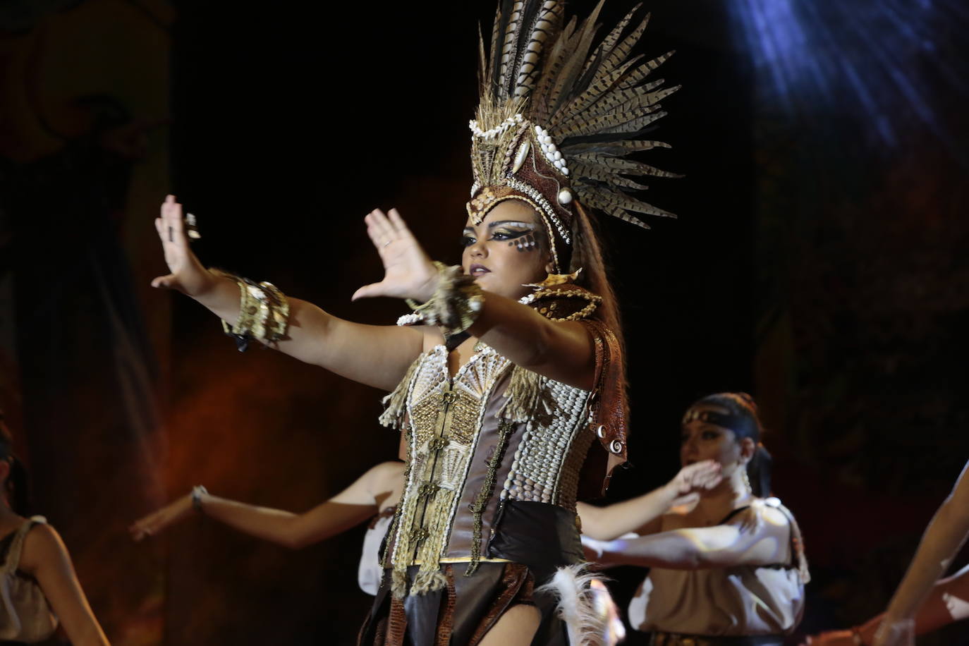 La plaza Antonio Cortijos de Águilas acogió anoche la Gran Gala de Elección de los Personajes del Carnaval 2020, un evento en el que los candidatos se dejaron al piel sobre el escenario para convencer al jurado. Los actos de esta fiesta continúan hoy, a partir de las 21.30 horas, con una muestra del Carnaval por el paseo Parra.