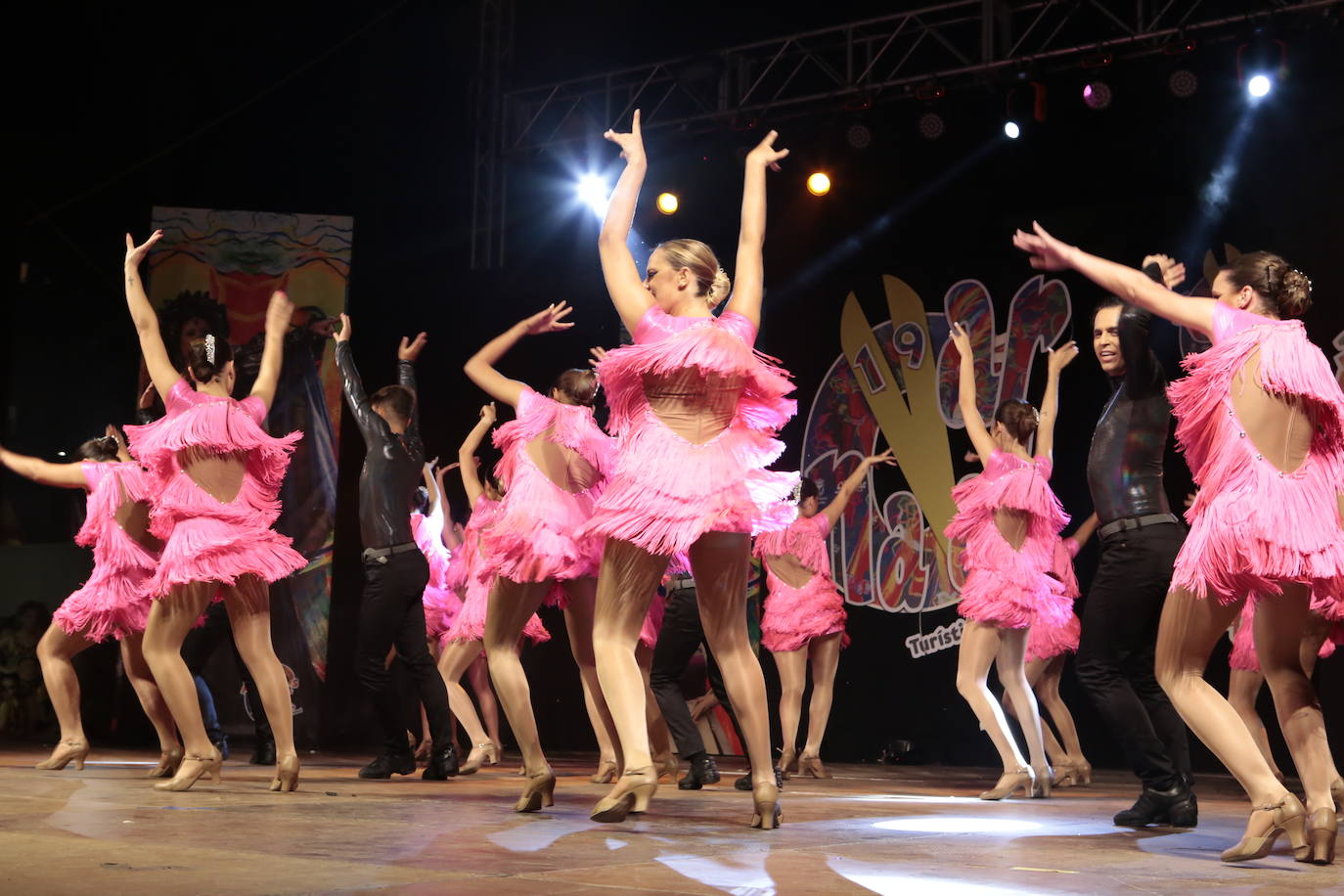La plaza Antonio Cortijos de Águilas acogió anoche la Gran Gala de Elección de los Personajes del Carnaval 2020, un evento en el que los candidatos se dejaron al piel sobre el escenario para convencer al jurado. Los actos de esta fiesta continúan hoy, a partir de las 21.30 horas, con una muestra del Carnaval por el paseo Parra.