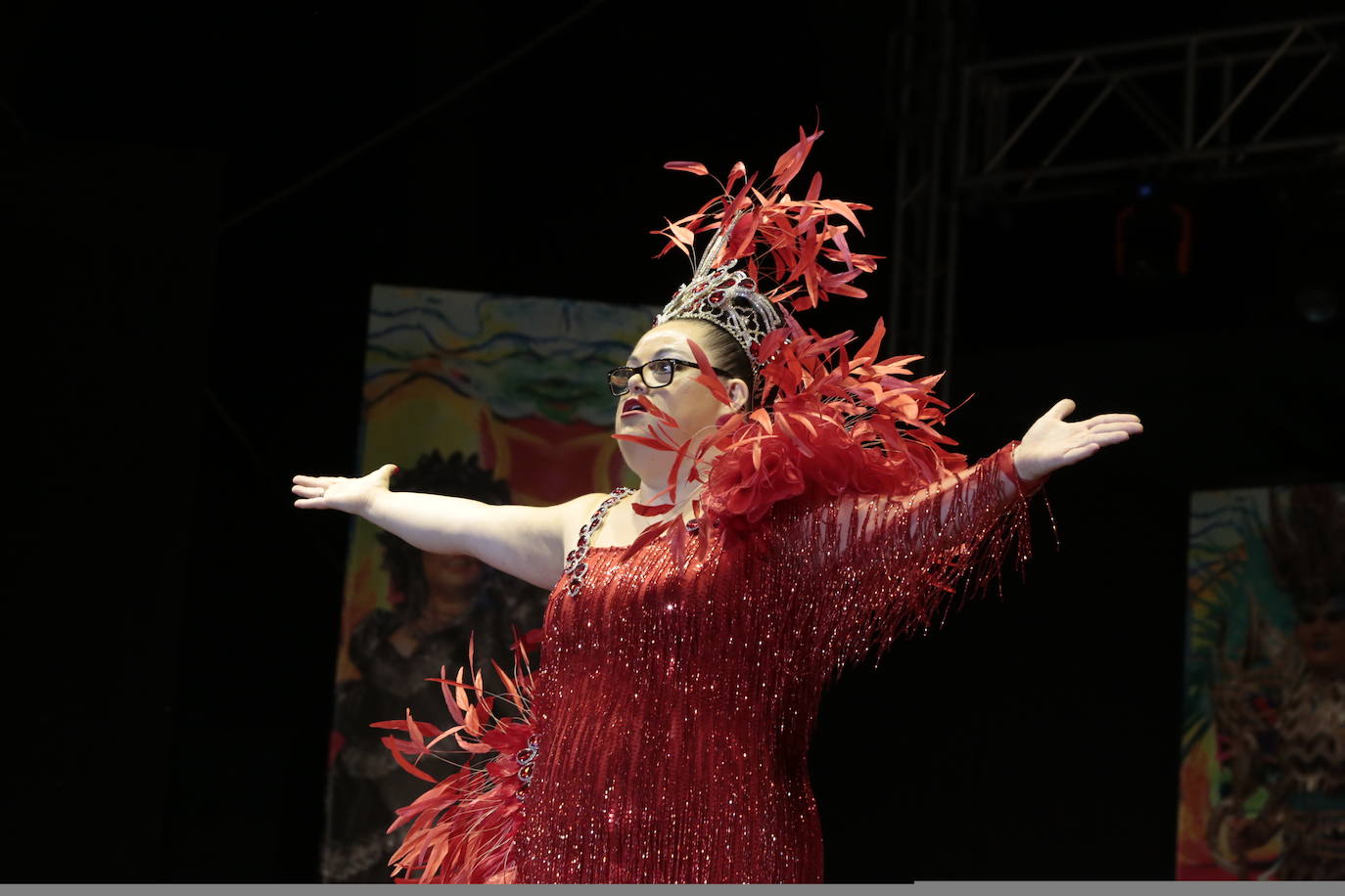 La plaza Antonio Cortijos de Águilas acogió anoche la Gran Gala de Elección de los Personajes del Carnaval 2020, un evento en el que los candidatos se dejaron al piel sobre el escenario para convencer al jurado. Los actos de esta fiesta continúan hoy, a partir de las 21.30 horas, con una muestra del Carnaval por el paseo Parra.