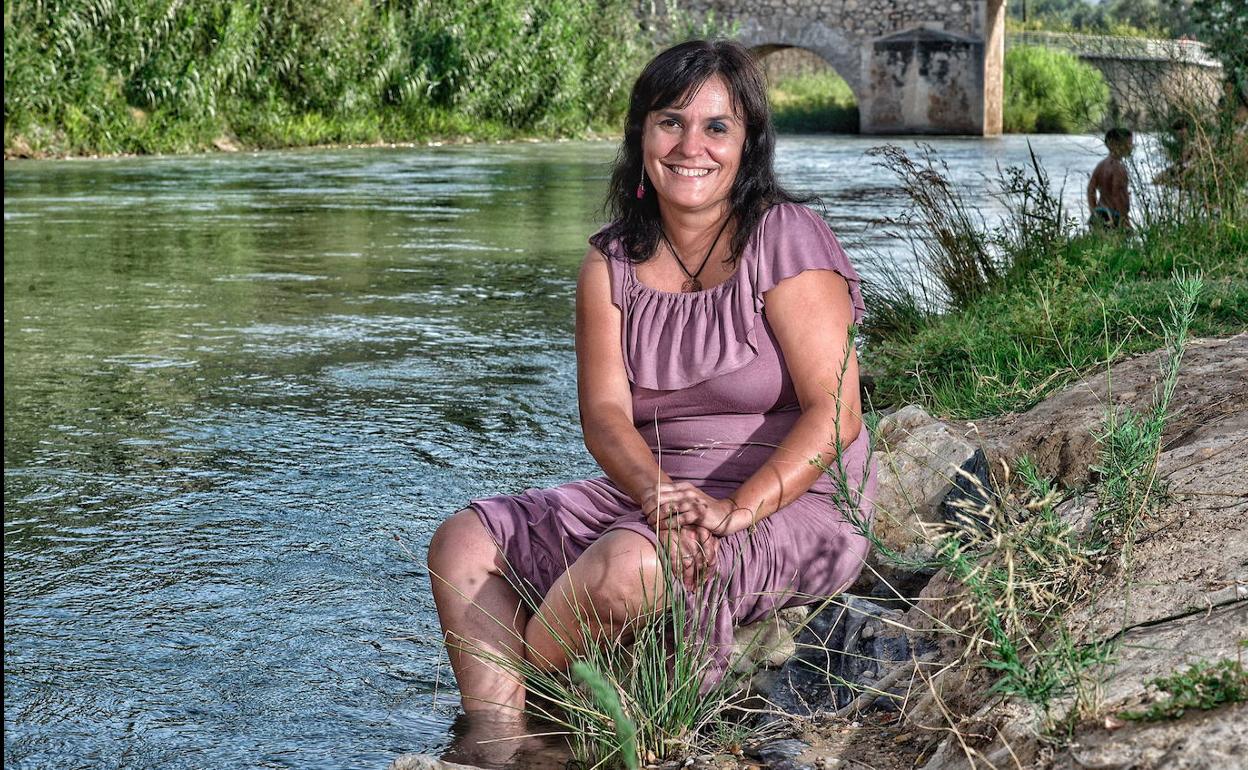 Paulina Real, con los pies en el río Segura. 