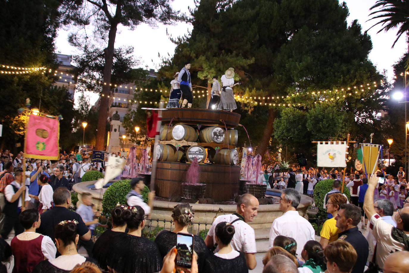 Los colectivos festeros y la alcaldesa de Jumilla dan el pistoletazo de salida a la feria tras inaugurar la Fuente del Vino.