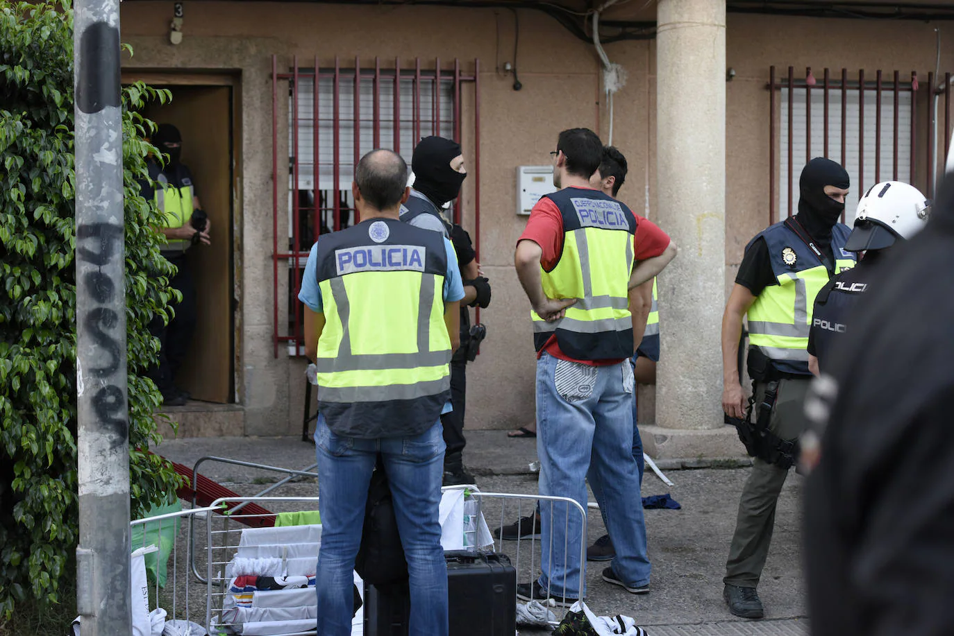 Decenas de agentes de la Policía Nacional llevaron a cabo al menos dos registros en sendos domicilios de la calle Poeta Eduardo Flores