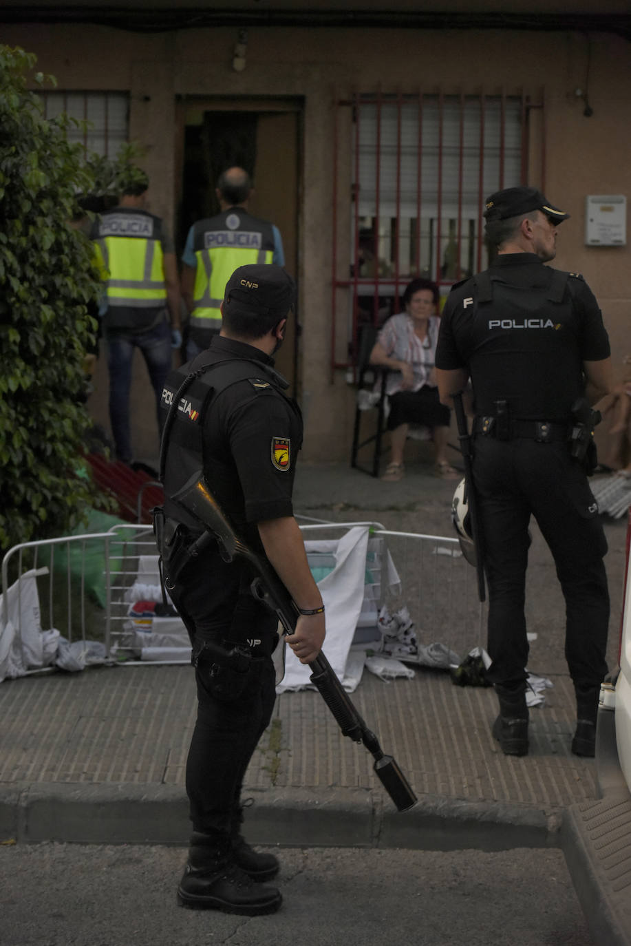 Decenas de agentes de la Policía Nacional llevaron a cabo al menos dos registros en sendos domicilios de la calle Poeta Eduardo Flores
