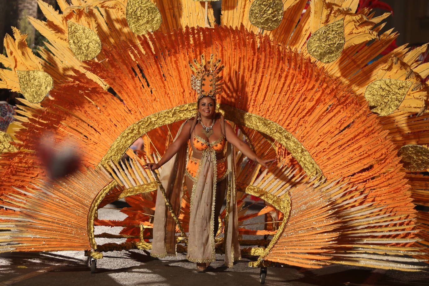 Más de una veintena de peñas y el Ballet de la Federación llenan de diversión el Paseo Parra, en una velada estival repleta de color y alegría 