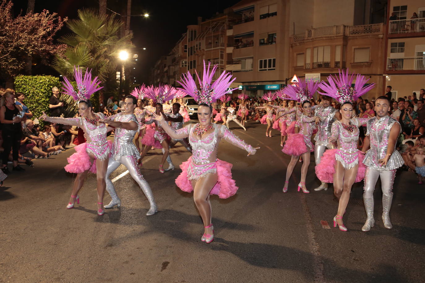 Más de una veintena de peñas y el Ballet de la Federación llenan de diversión el Paseo Parra, en una velada estival repleta de color y alegría 