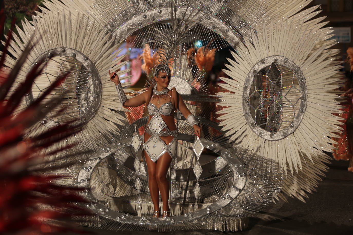 Más de una veintena de peñas y el Ballet de la Federación llenan de diversión el Paseo Parra, en una velada estival repleta de color y alegría 