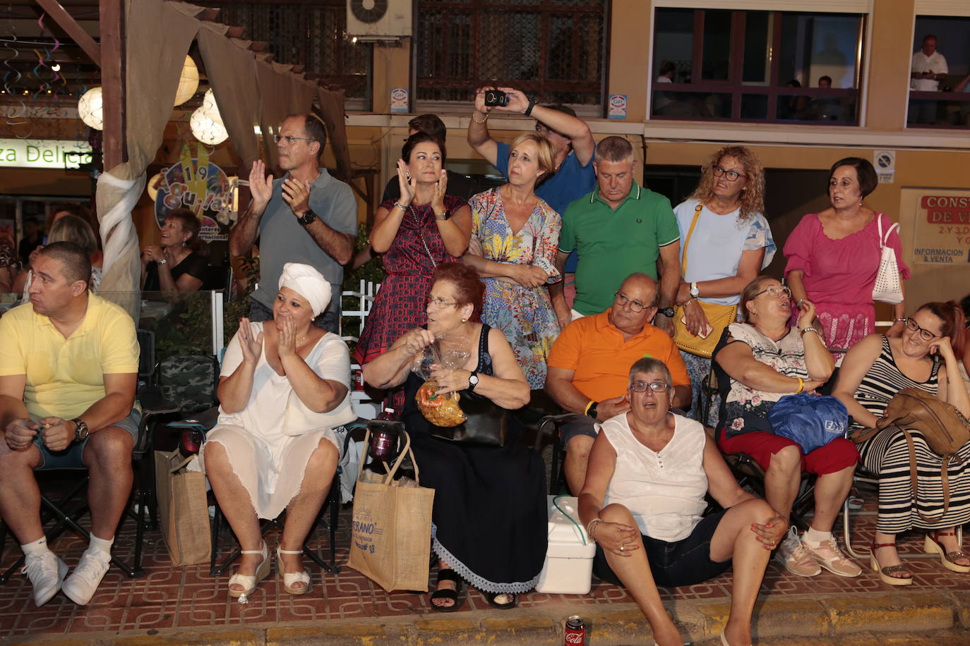 Más de una veintena de peñas y el Ballet de la Federación llenan de diversión el Paseo Parra, en una velada estival repleta de color y alegría 