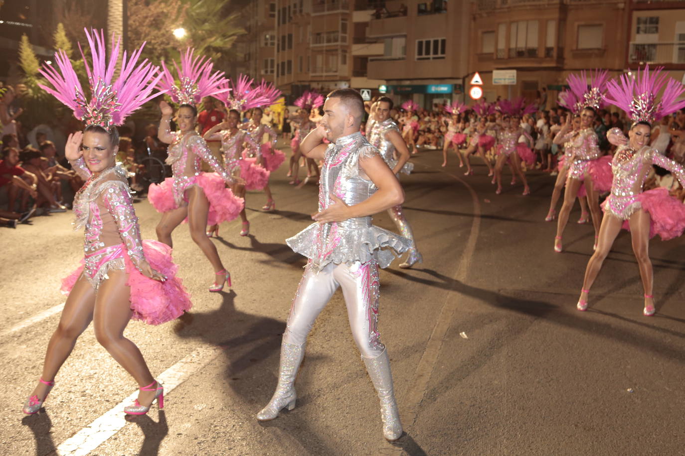 Más de una veintena de peñas y el Ballet de la Federación llenan de diversión el Paseo Parra, en una velada estival repleta de color y alegría 