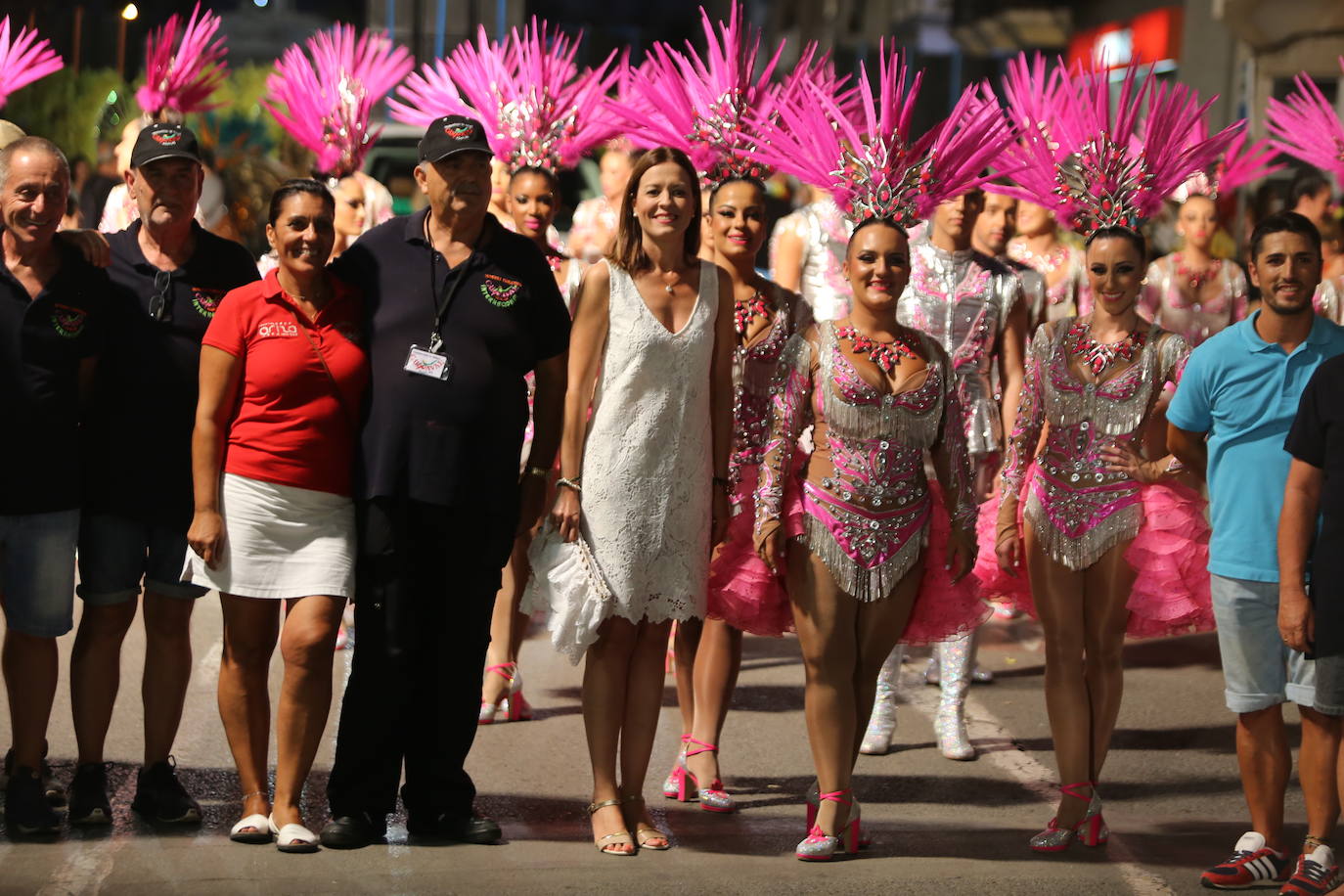 Más de una veintena de peñas y el Ballet de la Federación llenan de diversión el Paseo Parra, en una velada estival repleta de color y alegría 