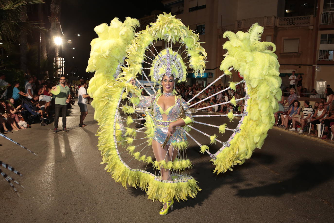 Más de una veintena de peñas y el Ballet de la Federación llenan de diversión el Paseo Parra, en una velada estival repleta de color y alegría 