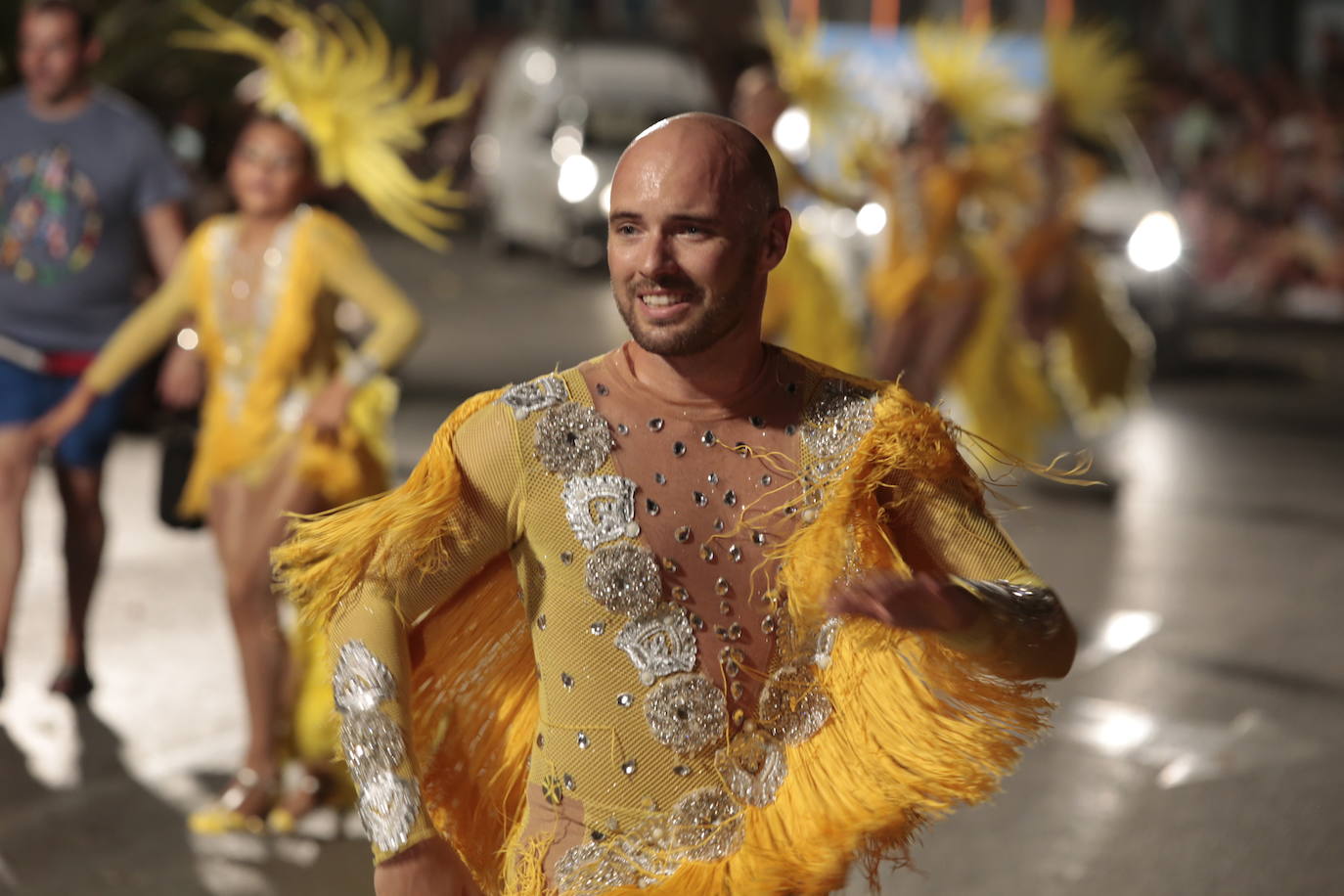 Más de una veintena de peñas y el Ballet de la Federación llenan de diversión el Paseo Parra, en una velada estival repleta de color y alegría 