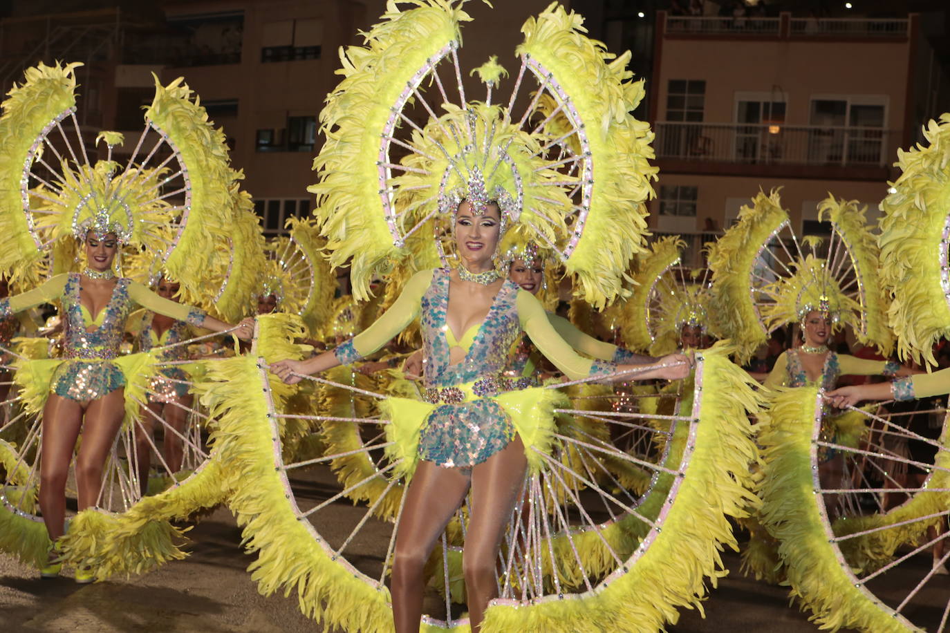 Más de una veintena de peñas y el Ballet de la Federación llenan de diversión el Paseo Parra, en una velada estival repleta de color y alegría 