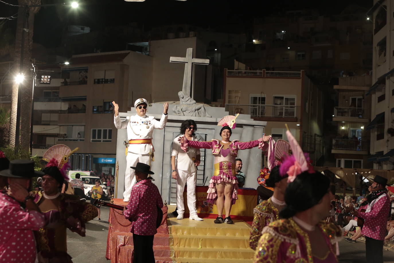Más de una veintena de peñas y el Ballet de la Federación llenan de diversión el Paseo Parra, en una velada estival repleta de color y alegría 