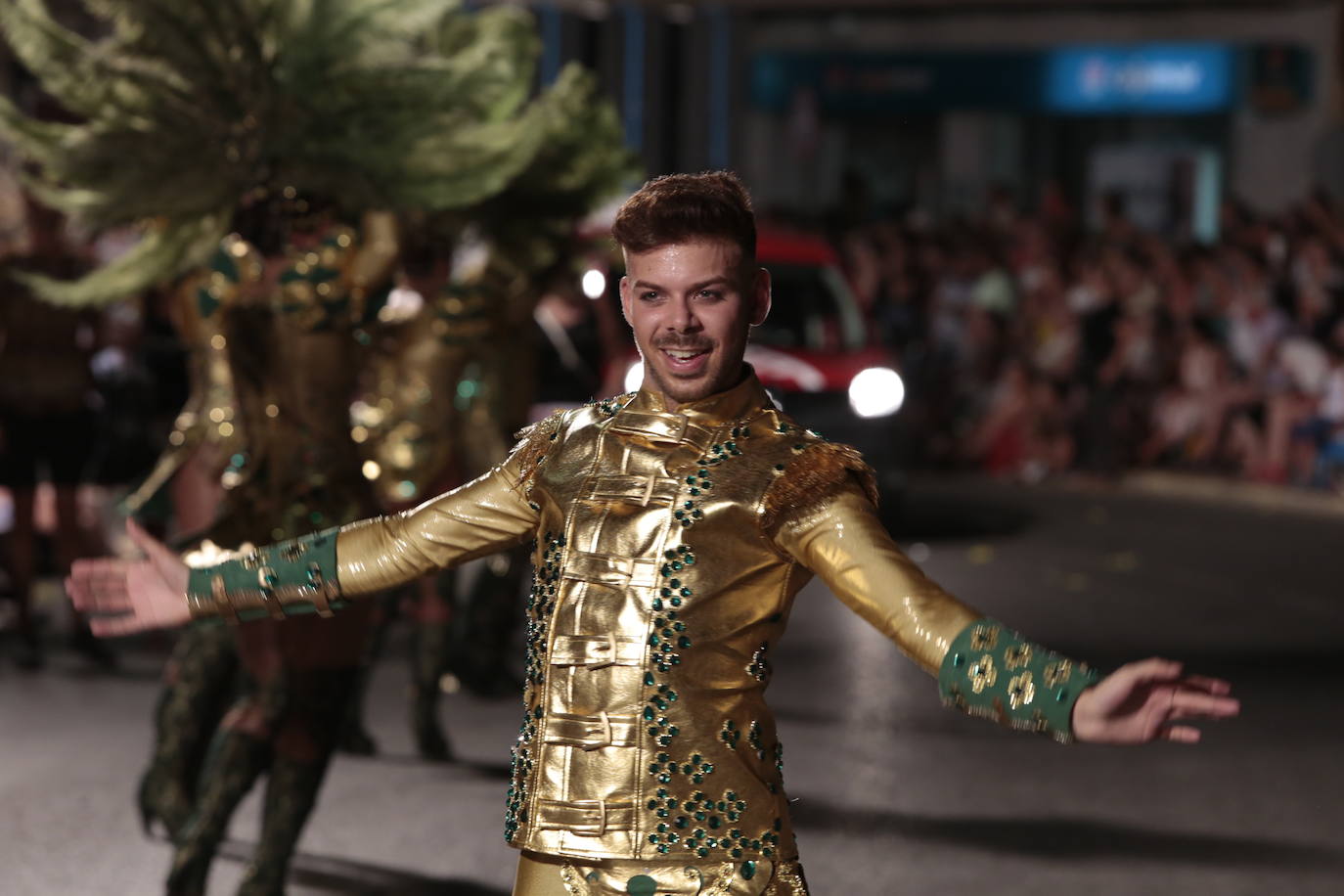 Más de una veintena de peñas y el Ballet de la Federación llenan de diversión el Paseo Parra, en una velada estival repleta de color y alegría 