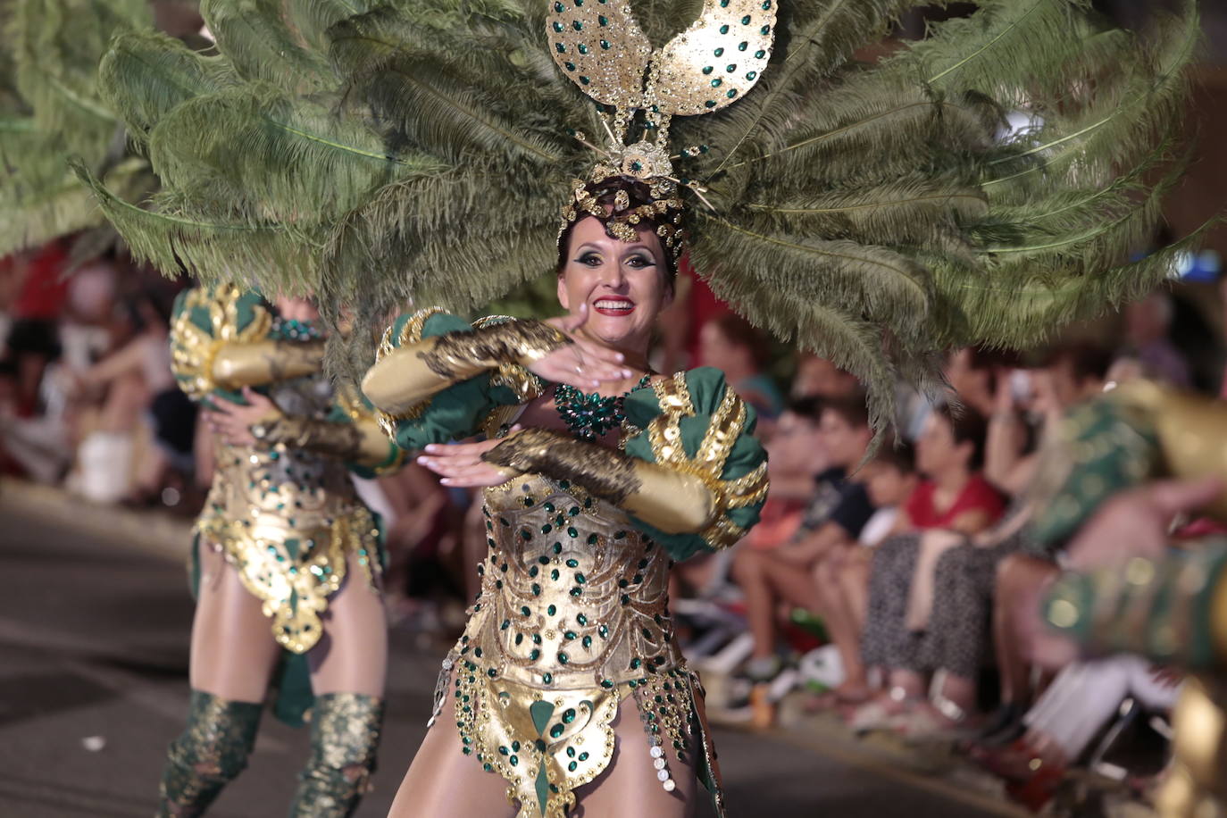 Más de una veintena de peñas y el Ballet de la Federación llenan de diversión el Paseo Parra, en una velada estival repleta de color y alegría 