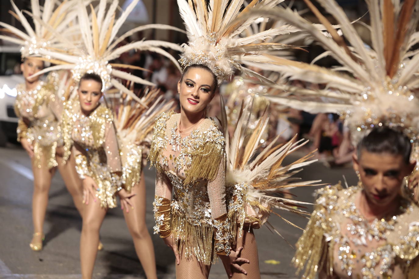 Más de una veintena de peñas y el Ballet de la Federación llenan de diversión el Paseo Parra, en una velada estival repleta de color y alegría 