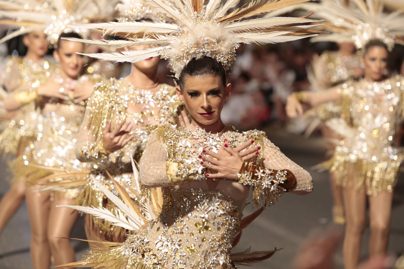 Más de una veintena de peñas y el Ballet de la Federación llenan de diversión el Paseo Parra, en una velada estival repleta de color y alegría 