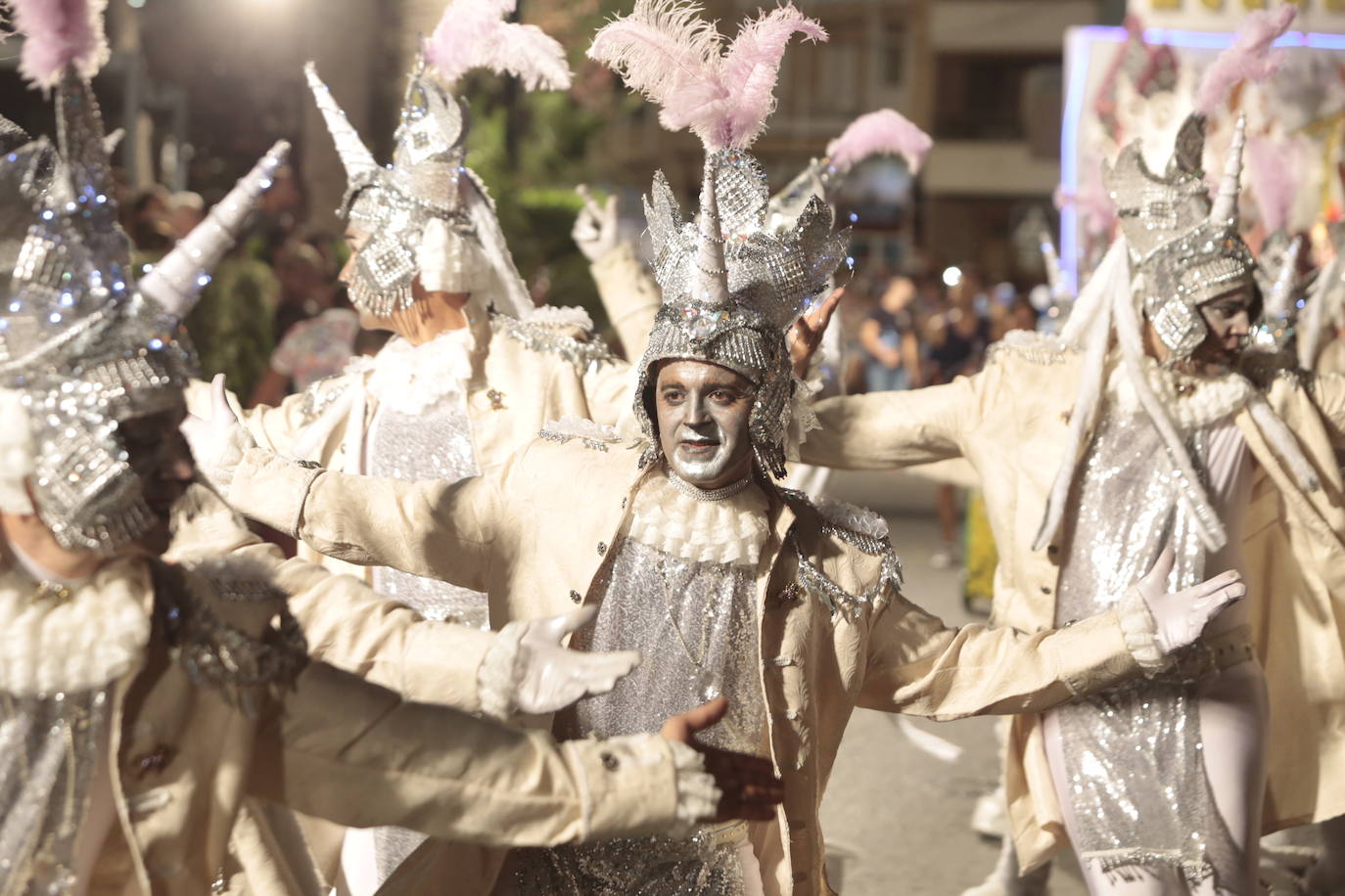 Más de una veintena de peñas y el Ballet de la Federación llenan de diversión el Paseo Parra, en una velada estival repleta de color y alegría 
