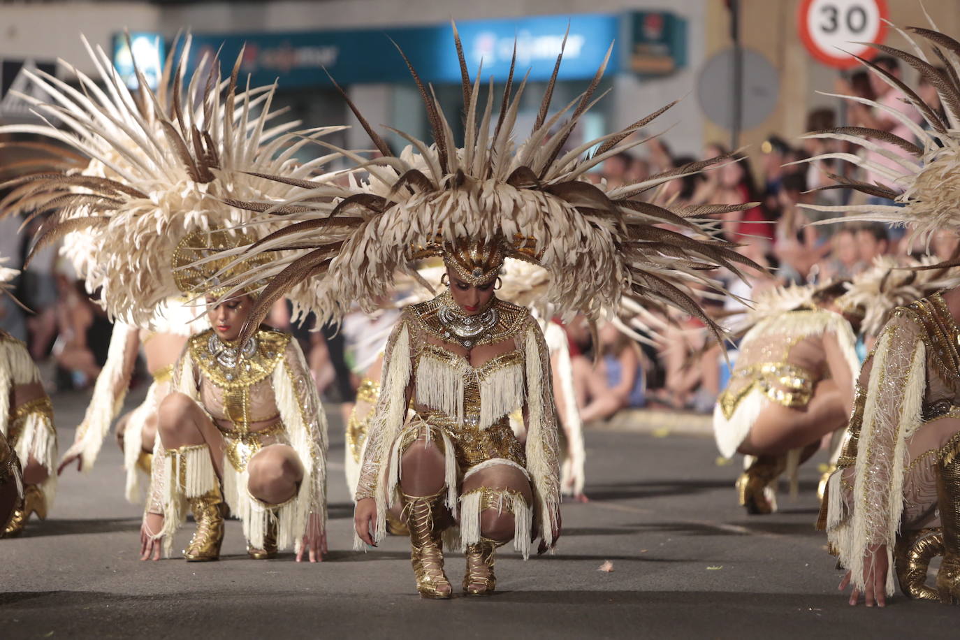 Más de una veintena de peñas y el Ballet de la Federación llenan de diversión el Paseo Parra, en una velada estival repleta de color y alegría 
