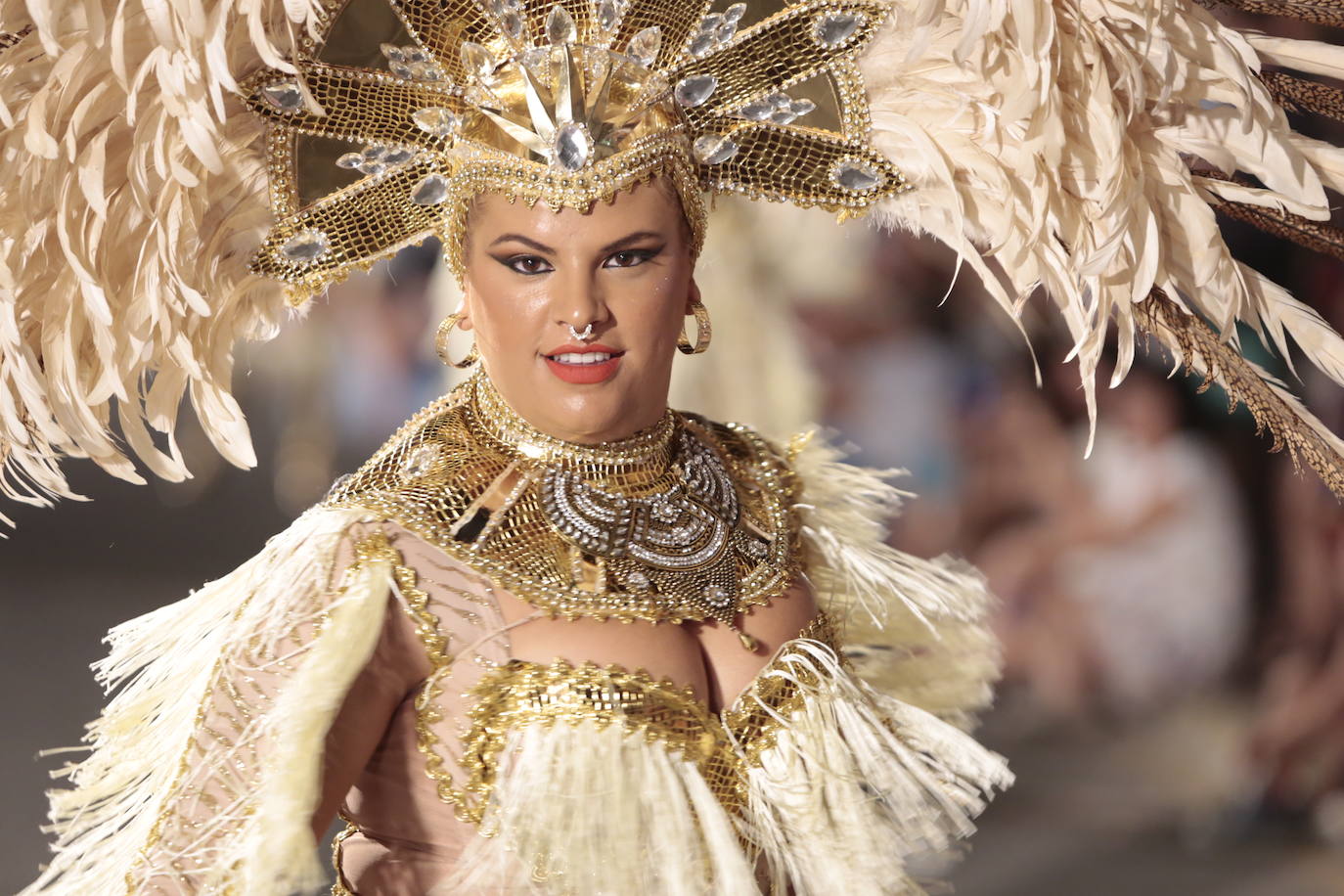 Más de una veintena de peñas y el Ballet de la Federación llenan de diversión el Paseo Parra, en una velada estival repleta de color y alegría 