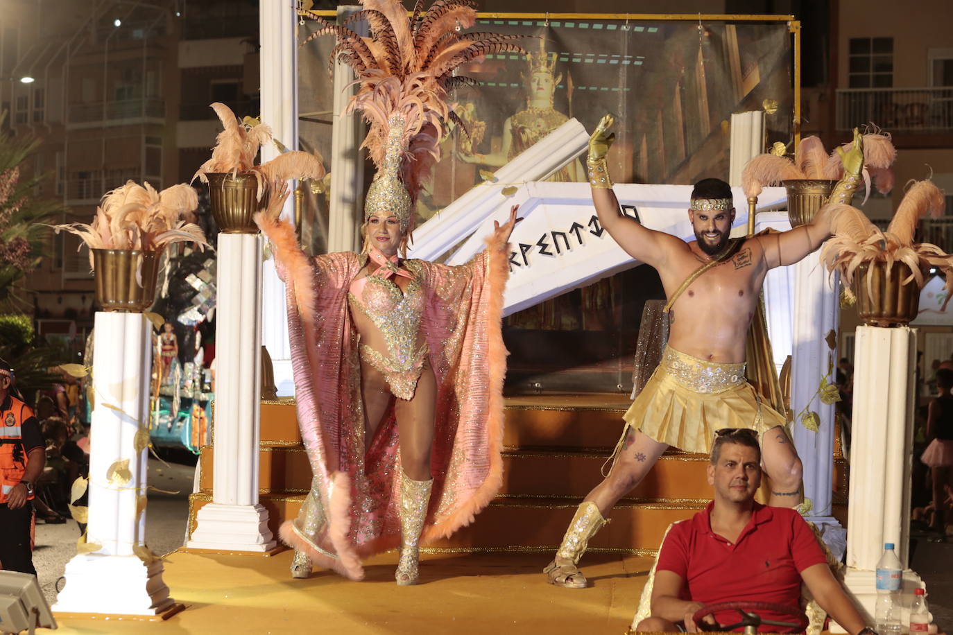 Más de una veintena de peñas y el Ballet de la Federación llenan de diversión el Paseo Parra, en una velada estival repleta de color y alegría 