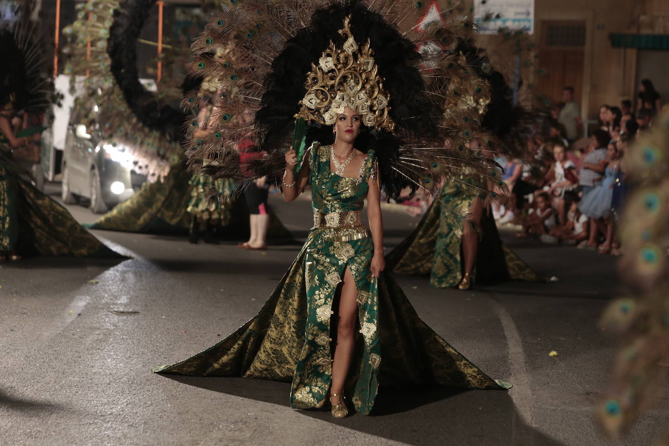 Más de una veintena de peñas y el Ballet de la Federación llenan de diversión el Paseo Parra, en una velada estival repleta de color y alegría 
