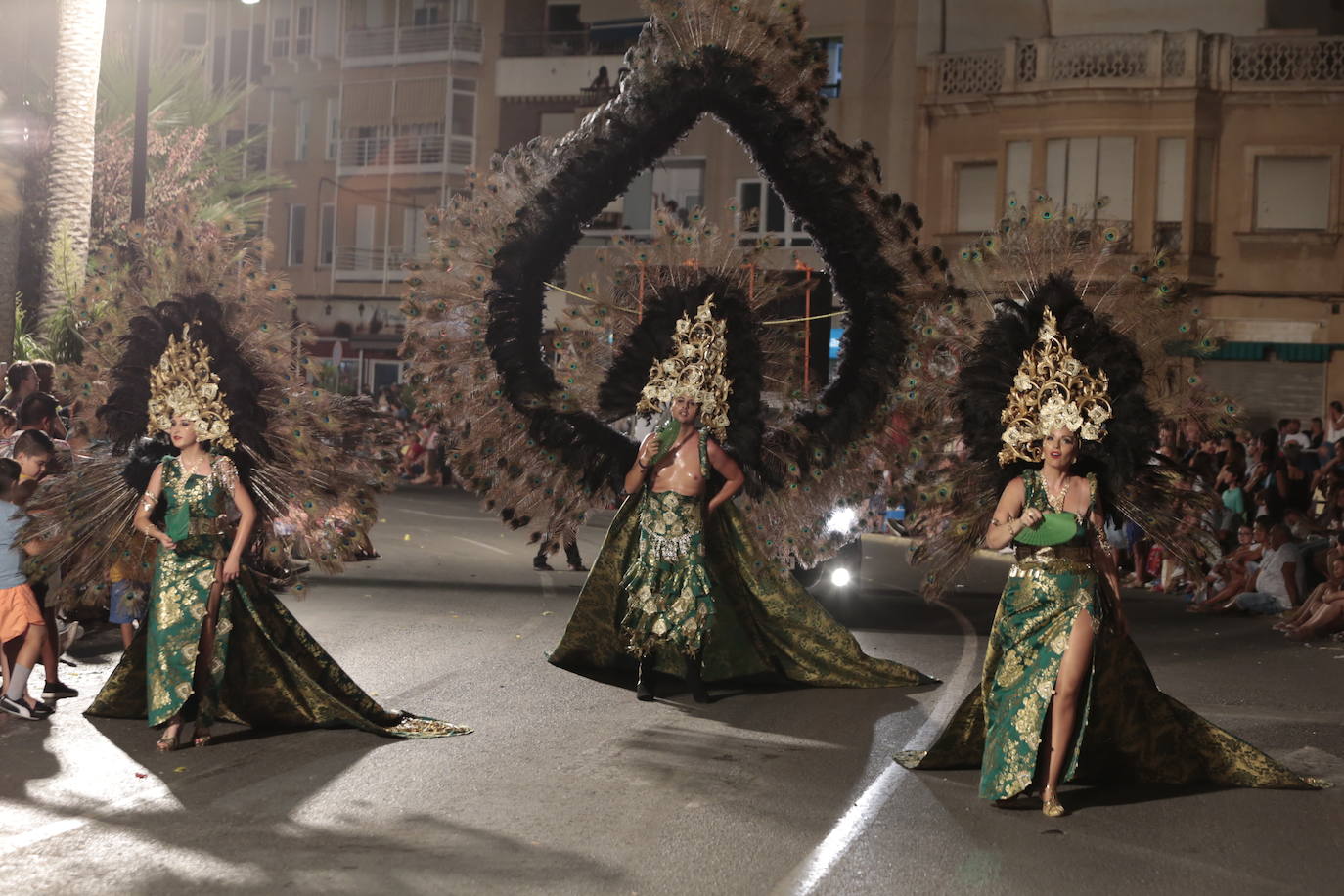 Más de una veintena de peñas y el Ballet de la Federación llenan de diversión el Paseo Parra, en una velada estival repleta de color y alegría 