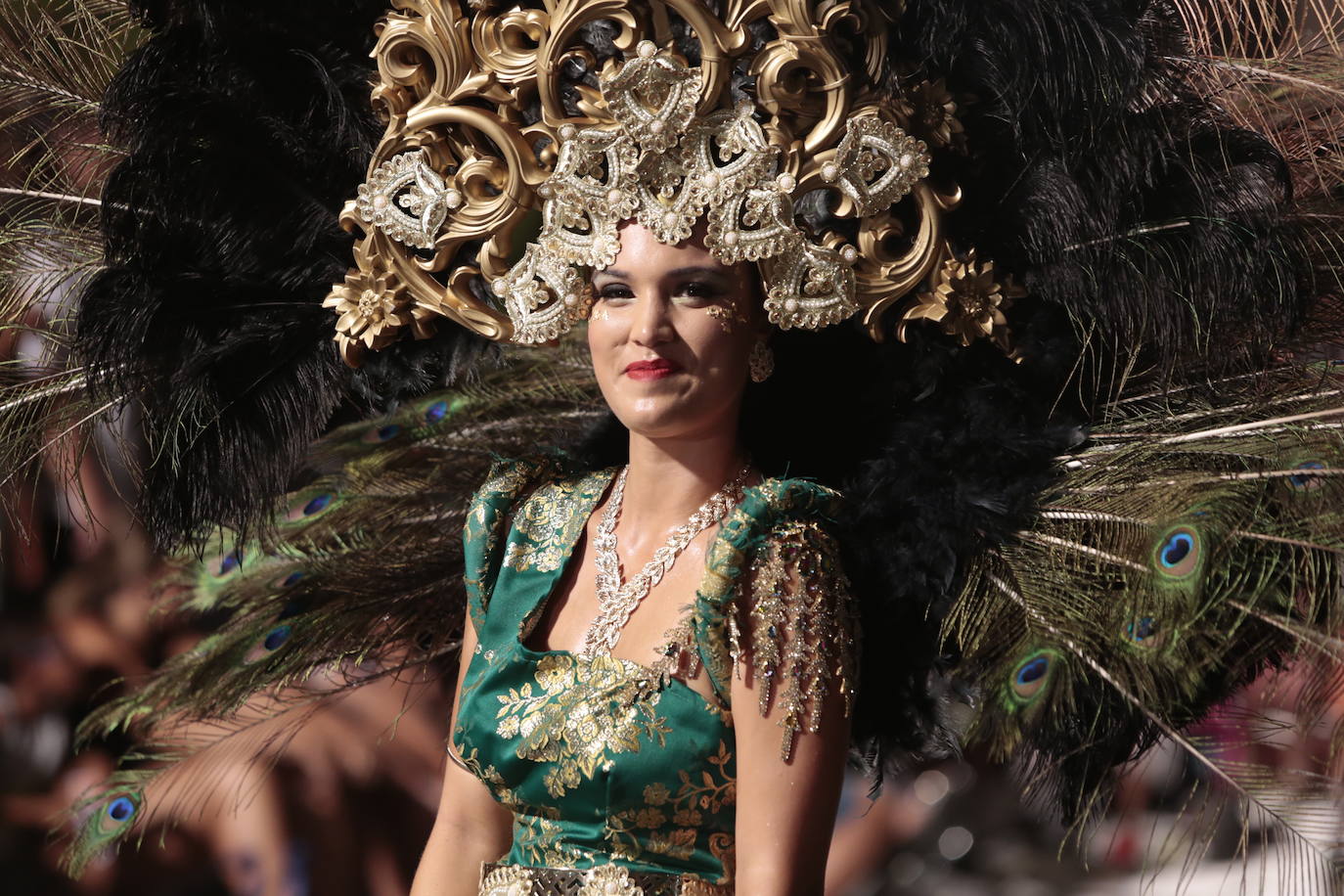 Más de una veintena de peñas y el Ballet de la Federación llenan de diversión el Paseo Parra, en una velada estival repleta de color y alegría 