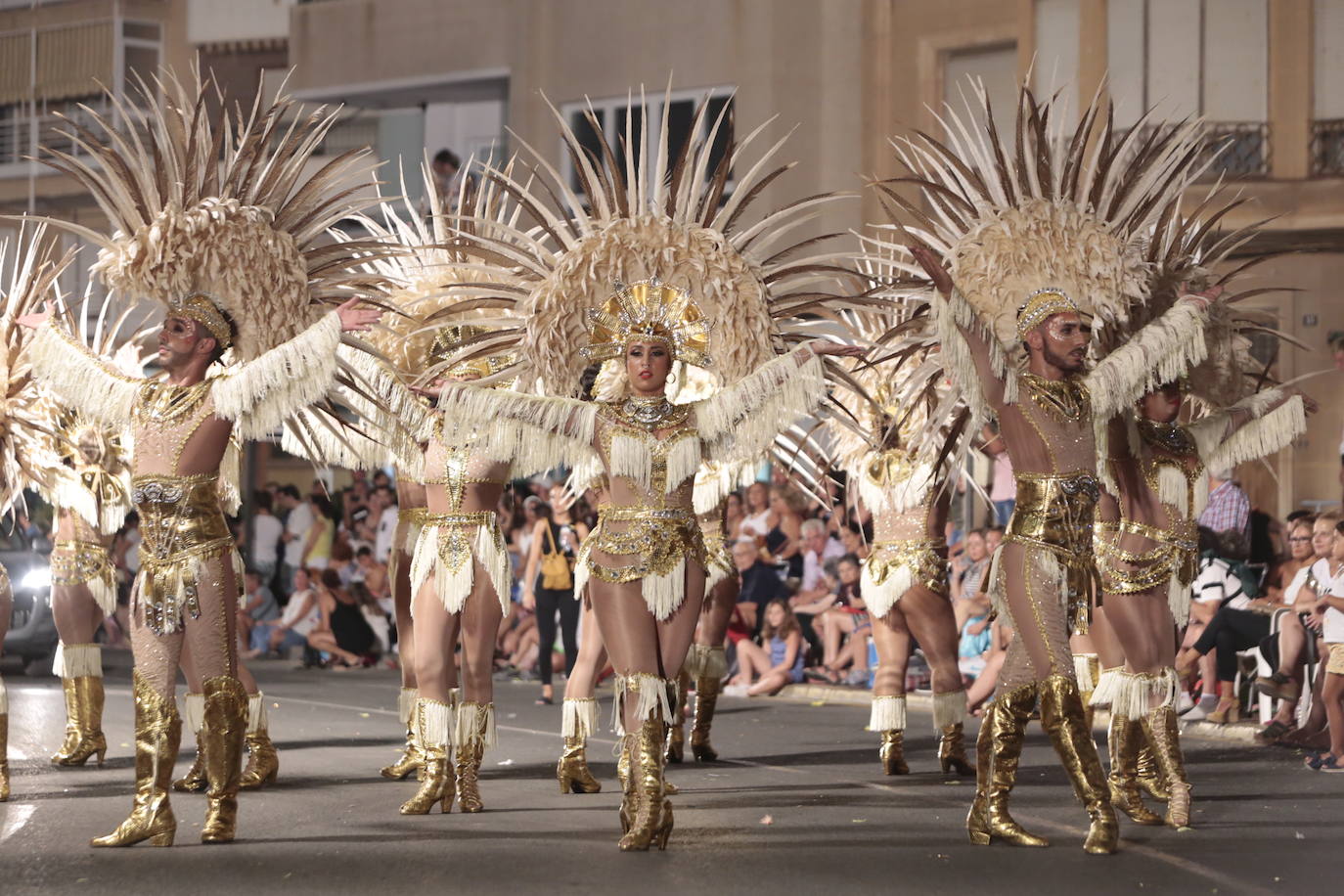 Más de una veintena de peñas y el Ballet de la Federación llenan de diversión el Paseo Parra, en una velada estival repleta de color y alegría 