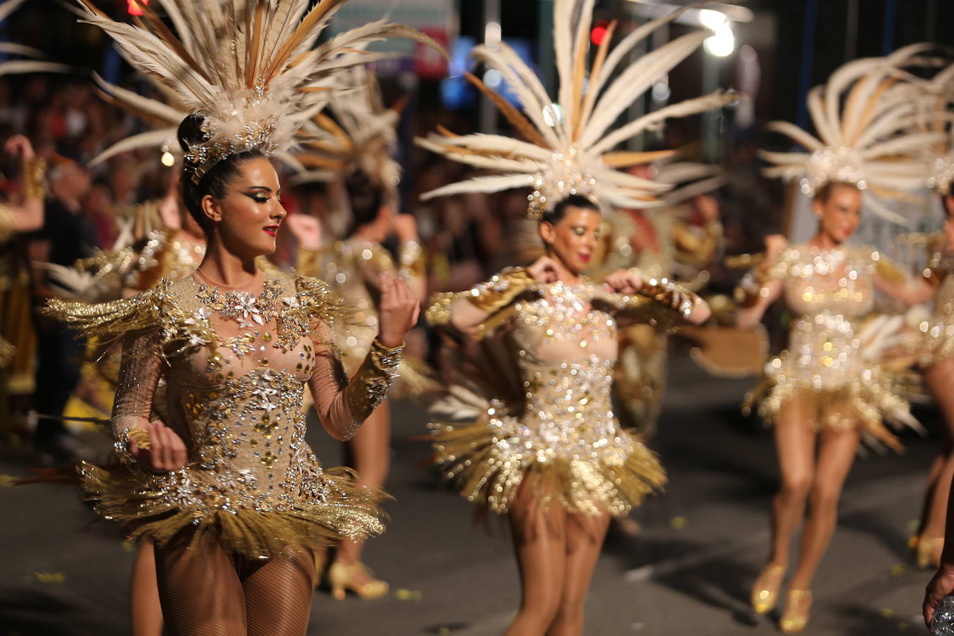 Más de una veintena de peñas y el Ballet de la Federación llenan de diversión el Paseo Parra, en una velada estival repleta de color y alegría 