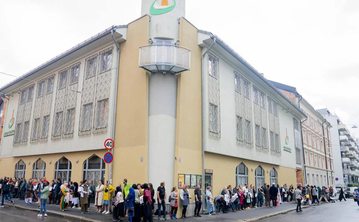 Decenas de ciudadanos se concentraron este domingo ante la mezquita de Oslo donde el sábado tuvo lugar un tiroteo.