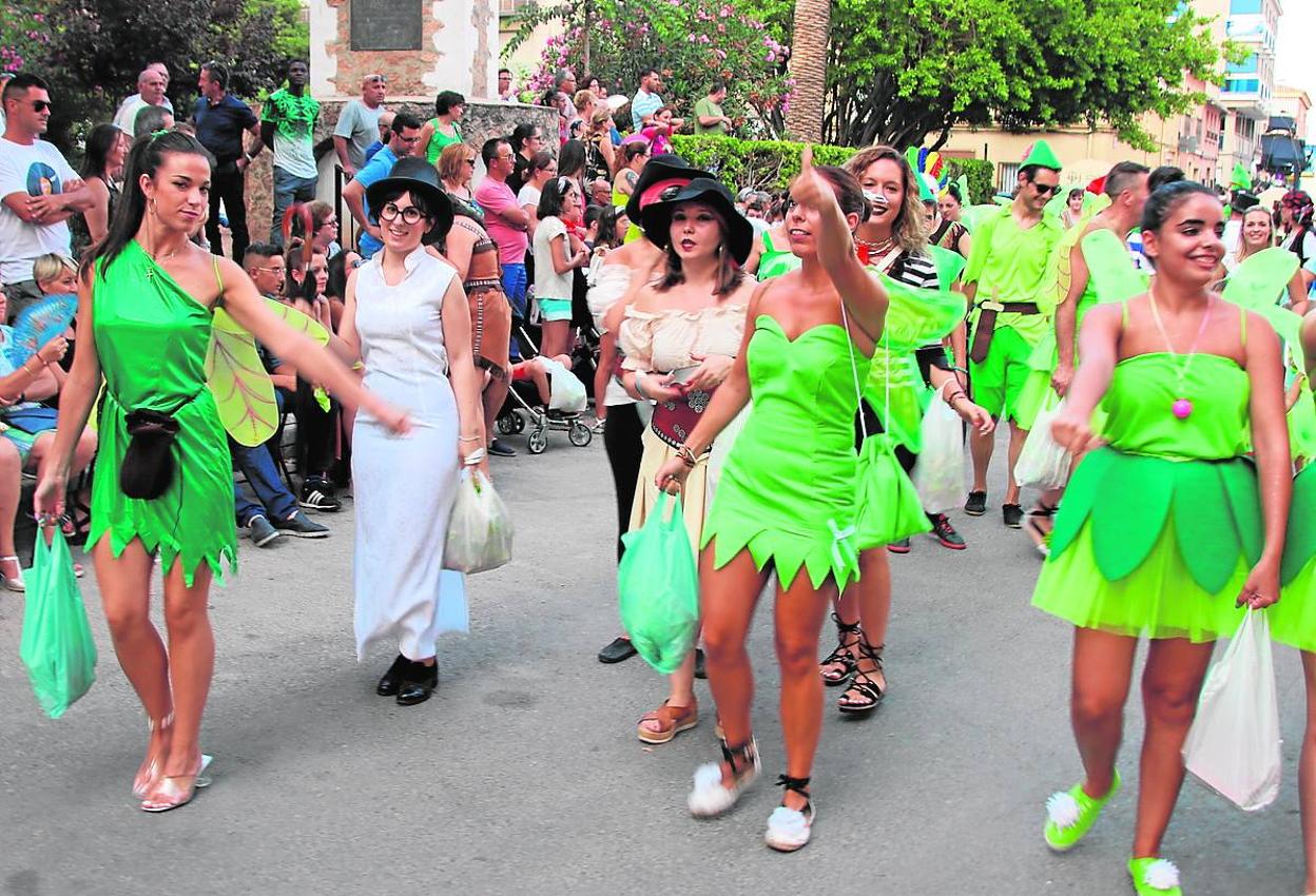 Una de las peñas desfila durante la cabalgata, ayer, en Jumilla. 
