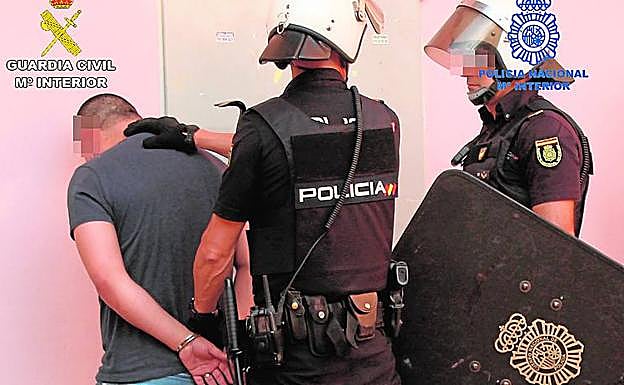 Agentes de la Policía Nacional detienen a uno de los miembros de la organización criminal desarticulada.