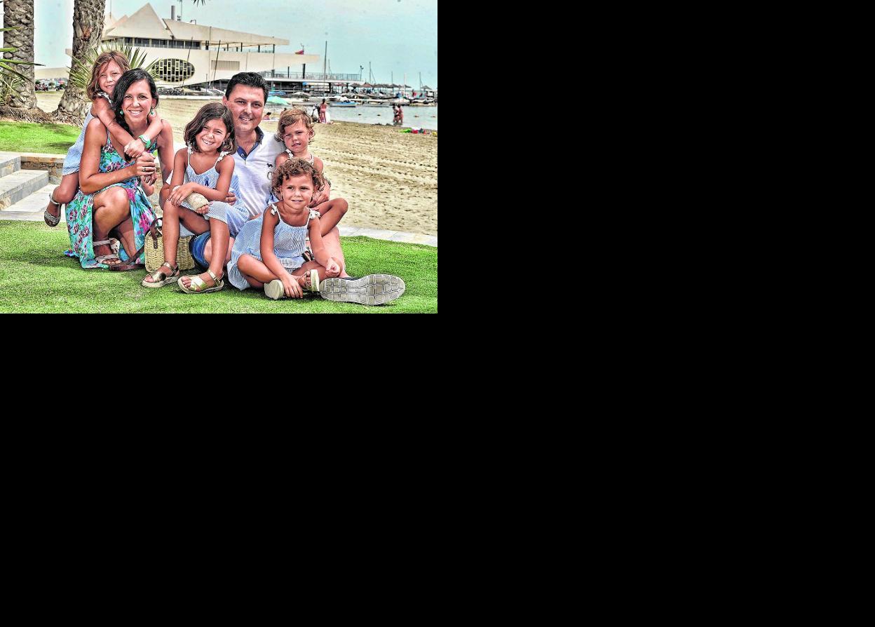 José Miguel Luengo, con su mujer, Pilar Amelia Martínez, y sus cuatro hijas. 