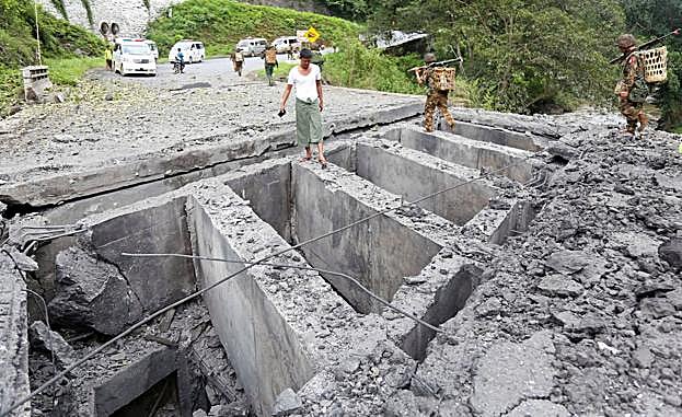 Puente volado en el ataque. 