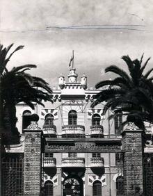 Imagen secundaria 2 - Imágenes del Cuartel de Artillería cuando tenía la verja de la fachada.