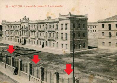 Imagen secundaria 1 - Imágenes del Cuartel de Artillería cuando tenía la verja de la fachada.