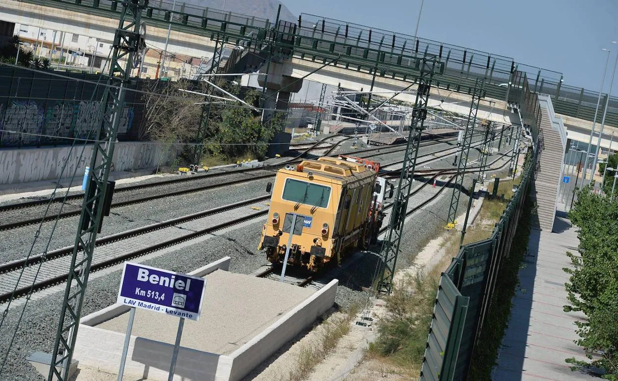 Tren de pruebas en las vias del AVE entre Beniel y Orihuela.