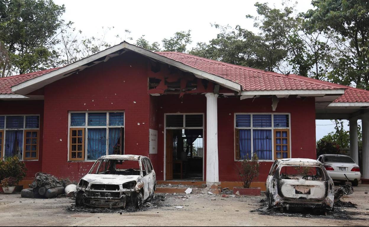Uno de los edificios atacados por grupos de guerrilleros en Myanmar.