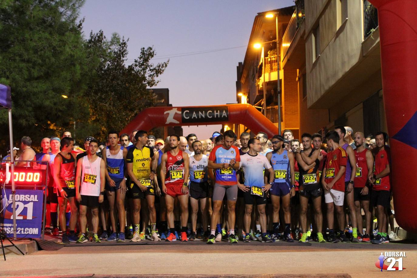 El atleta del Mobel Automenor Running Team se lleva el triunfo con un tiempo de 33:15 minutos, por los 40:45 para la corredora del C.D. Runtritón