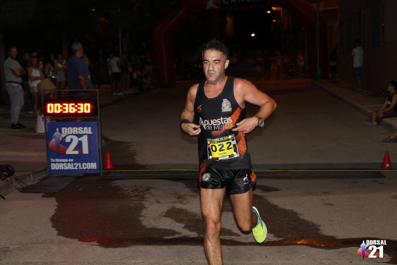 El atleta del Mobel Automenor Running Team se lleva el triunfo con un tiempo de 33:15 minutos, por los 40:45 para la corredora del C.D. Runtritón